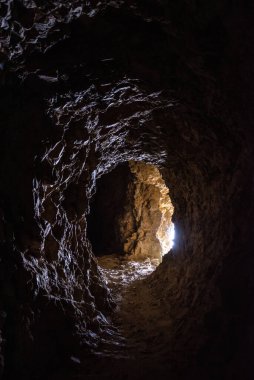 Dolomite Alpleri 'nde Birinci Dünya Savaşı' nda savunma sisteminin bir parçası olan Lagazuoi Dağı 'nda bir tünel. Güney Tirol Özerk Pronvince.