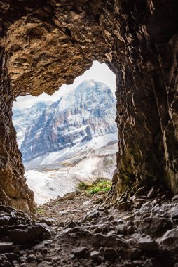 Birinci Dünya Savaşı sırasında Güney Tirol 'de inşa edilen Lagazuoi Dağı tünellerinden Dolomite Alpleri' ne bakın.