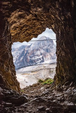 Birinci Dünya Savaşı sırasında Güney Tirol 'de inşa edilen Lagazuoi Dağı tünellerinden Dolomite Alpleri' ne bakın.