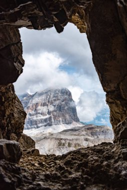 Birinci Dünya Savaşı sırasında Güney Tirol 'de inşa edilen Lagazuoi Dağı tünellerinden Dolomite Alpleri' ne bakın.
