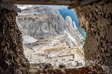 Birinci Dünya Savaşı sırasında Güney Tirol 'de inşa edilen Lagazuoi Dağı tünellerinden Dolomite Alpleri' ne bakın.