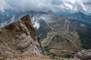 Dolomite Alplerinde Lagazuoi Dağı 'na doğru maceralı bir yürüyüş, Valparola geçidi manzarası, İtalya' da Güney Tirol 'ün otonom zamirleri.