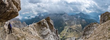 Dolomite Alplerinde Lagazuoi Dağı 'na doğru maceralı bir yürüyüş, Valparola geçidi manzarası, İtalya' da Güney Tirol 'ün otonom zamirleri.