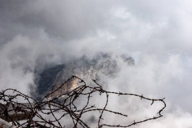 Lagazuoi Dağı 'nın eski siperleri ve dikenli telleri Birinci Dünya Savaşı sırasında Güney Tirol özerk bölgesinde inşa edildi.