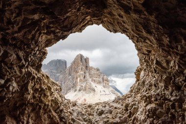 Birinci Dünya Savaşı sırasında Güney Tirol 'de inşa edilen Lagazuoi Dağı tünellerinden Dolomite Alpleri' ne bakın.