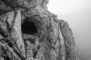 Dolomite Alpleri 'nde Birinci Dünya Savaşı' nda savunma sisteminin bir parçası olan Lagazuoi Dağı 'nda bir tünel. Güney Tirol Özerk Pronvince.