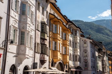 Bozen şehir merkezindeki eski konutlar, İtalya 'nın özerk Güney Tirol ili.