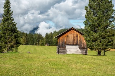 İtalya 'da Güney Tirol' de Fanes Sennes Prag Doğa Parkı 'ndaki Dolomite Alplerinde saman kulübesi olan tipik bir alp.