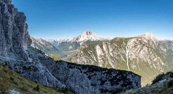 Dolomite Alplerindeki Rienz Vadisi 'nin muhteşem panoramik manzarası, Güney Tirol