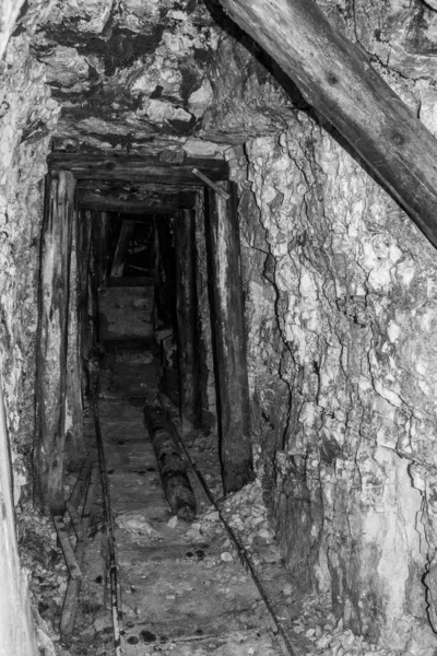 第一次世界大戦中に建設されたドロマイト アルプスのピアノ山の軍事トンネルの遺跡 — ストック写真