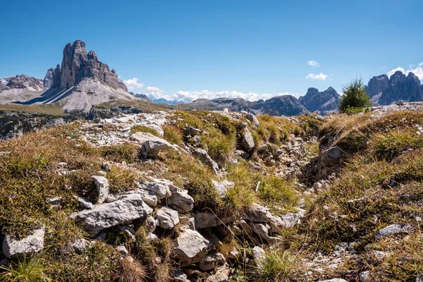 Dolomite Alplerindeki Piyano Dağı 'ndaki askeri siperlerin kalıntıları, Birinci Dünya Savaşı sırasında yapılmış, Güney Tirol