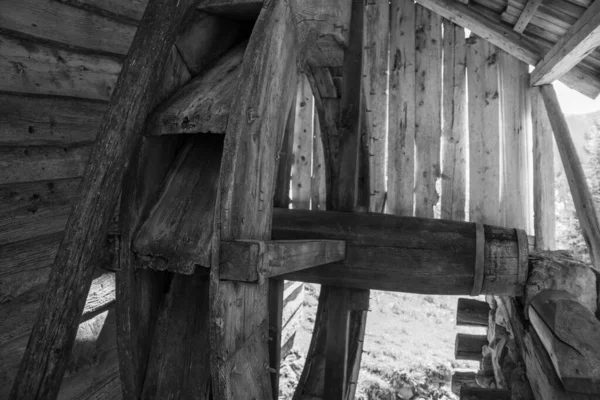 南蒂罗尔白云岩阿尔卑斯山Val Morins一座古老的木制水磨坊 — 图库照片