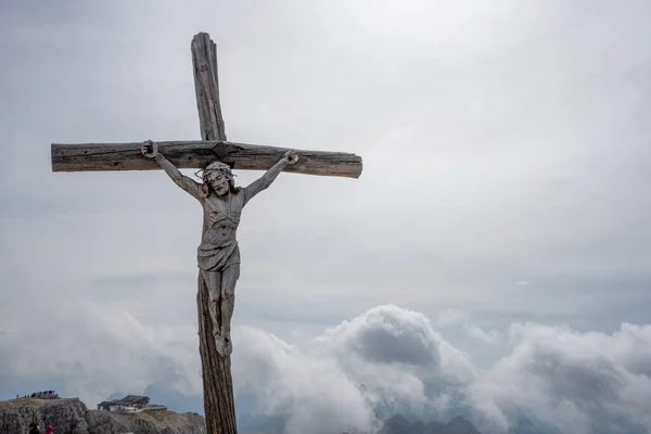 Stock image The beautiful old wooden summit cross of Mount Lagazuoi in the Dolomite Alps, autonomous province of South Tirol in Italy