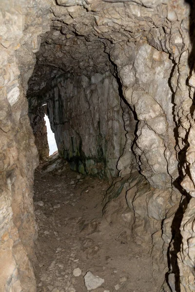 南チロル自治州ドロマイト アルプスでの第一次世界大戦中の防衛システムの一部であるラガズーイ山のトンネル — ストック写真