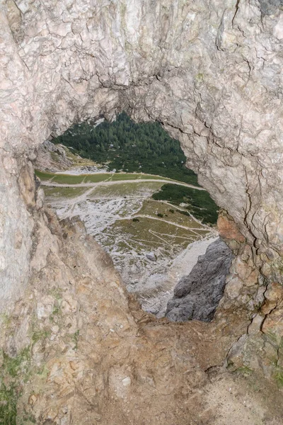 南チロル自治州ドロマイト アルプスでの第一次世界大戦中の防衛システムの一部であるラガズーイ山のトンネル — ストック写真