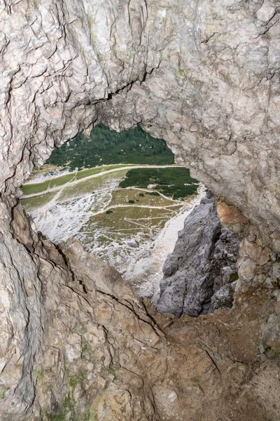 南蒂罗尔的白云石阿尔卑斯山 从第一次世界大战期间建造的拉加佐伊山隧道的漏洞中眺望 — 图库照片