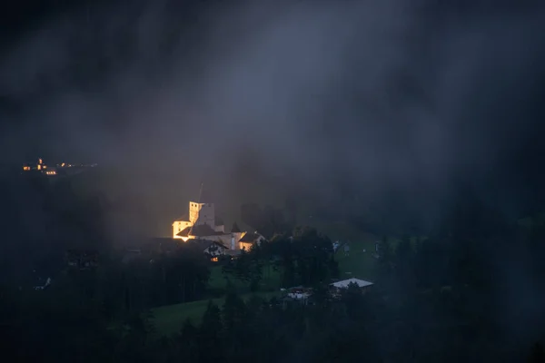 Спукі Середньовічний Замок Сент Мартін Турні Схований Низькими Хмарами Автономна — стокове фото