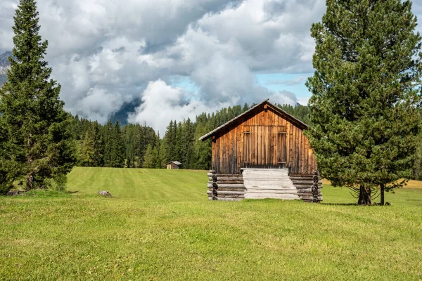 Typowy Alp Szopą Siana Alpach Dolomitowych Parku Przyrody Fanes Sennes — Zdjęcie stockowe