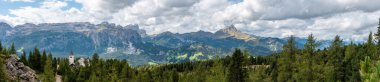 İtalya 'daki Dolomite Alpleri ve Heilig Kreuz Kilisesi' nin panoramik manzarası.