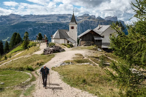Elderly Hiker Dolomite Alps Heilig Kreuz Church Background South Tirol — Stock Photo, Image