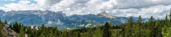 Paisagem Panorâmica Dos Alpes Dolomitas Igreja Heilig Kreuz Tirol Sul — Fotografia de Stock