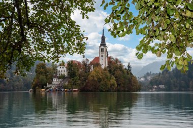 Bled Gölü 'nün huzurlu manzarası ve Meryem Ana' nın hac ibadeti ile ada, Sloven Alpleri