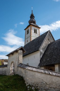 Eski kilise Aziz John Triglav Ulusal Parkı 'ndaki Bohinj Gölü' nde, The Julian Alps, Slovenya