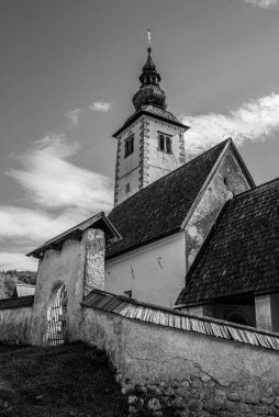 Eski kilise Aziz John Triglav Ulusal Parkı 'ndaki Bohinj Gölü' nde, The Julian Alps, Slovenya