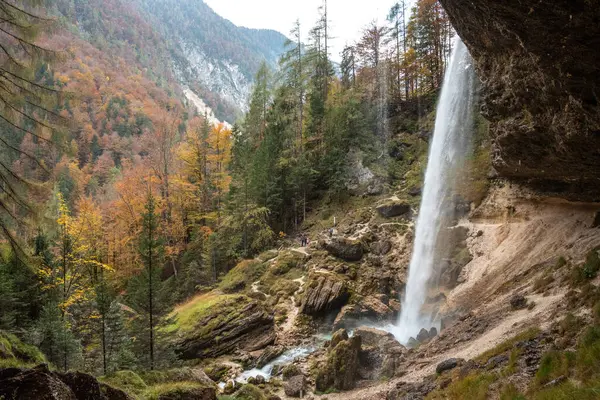 Slovenya 'daki Triglav Ulusal Parkı' ndaki Pericnik şelalesinin altında