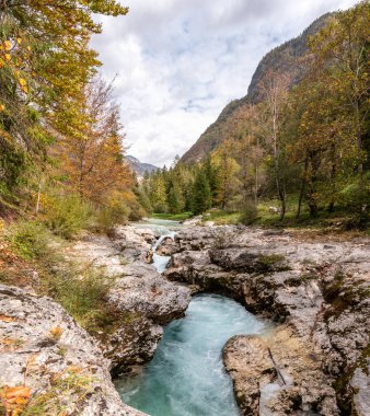 Soca Nehri, Slovenya 'nın Julian Alpleri' nin vahşi bir dağ manzarasından akıyor.