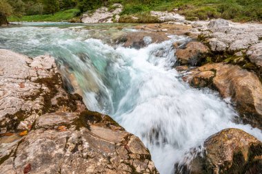 Soca Nehri, Slovenya 'nın Julian Alpleri' nin vahşi bir dağ manzarasından akıyor.