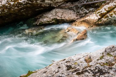 Soca Nehri, Slovenya 'nın Julian Alpleri' nin vahşi bir dağ manzarasından akıyor.