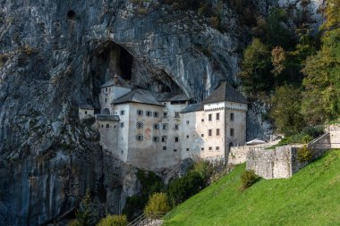 Slovenya 'nın Predjama kentindeki ünlü ortaçağ mağara kalesi