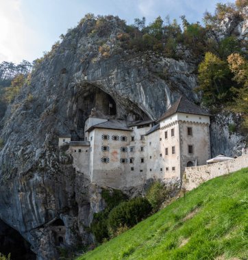 Slovenya 'nın Predjama kentindeki ünlü ortaçağ mağara kalesi