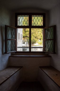 Avrupa 'da tipik bir ortaçağ şatosunun içinde