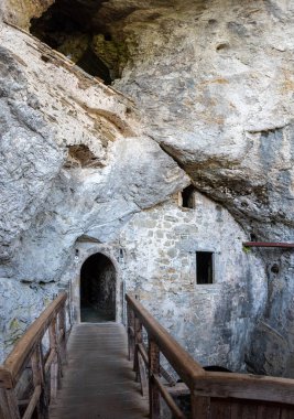 PreDJAMA, SLOVENIA - 02 Ekim 2022 - Slovenya 'nın Predjama kentindeki ünlü ortaçağ mağara kalesi