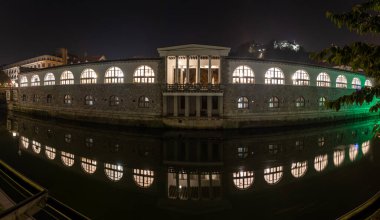 Ljubljana 'daki merkez pazarının ikonik binası gece aydınlandı, Slovenya