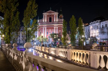 Ljubljana 'nın merkezindeki ünlü Üç Köprü ve Preseren Meydanı gece aydınlandı, Slovenya