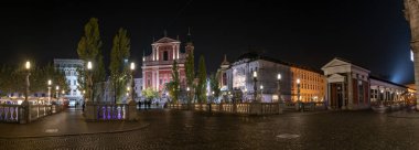 Ljubljana 'nın merkezindeki ünlü Üç Köprü ve Preseren Meydanı gece aydınlandı, Slovenya