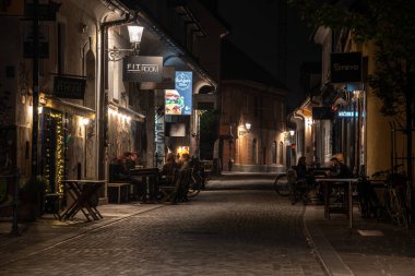LJUBLJANA, SLOVENIA - Ekim 04, 2022 - Scenic, Slovenya 'nın Ljubljana kentindeki Trubarjeva caddesini terk etti