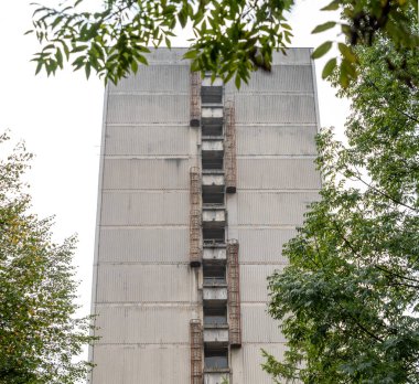 Slovenya 'nın Ljubljana kentindeki bir konut binasının ön cephesindeki eski yangın çıkışını boşaltın.