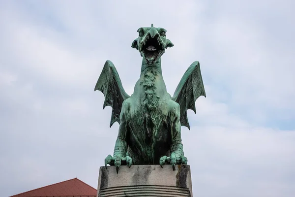 スロベニアのリュブリャナ市のシンボルであるドラゴンブリッジの龍像 — ストック写真
