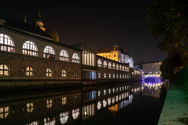 Edifício Icônico Mercado Central Liubliana Iluminado Noite Ponte Preseren Sqare — Fotografia de Stock