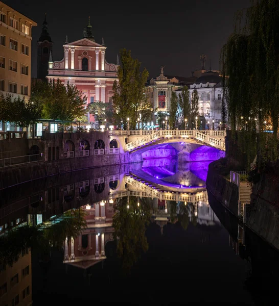 Híres Három Hidak Preseren Téren Központjában Ljubljana Színesen Kivilágított Éjszaka — Stock Fotó