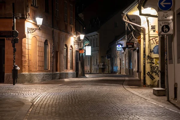 Ljubljana Slovenia 2022年10月4日 スロベニアのリュブリャナ市内中心部の美しい路地Trubarjevaを夜に放棄 — ストック写真