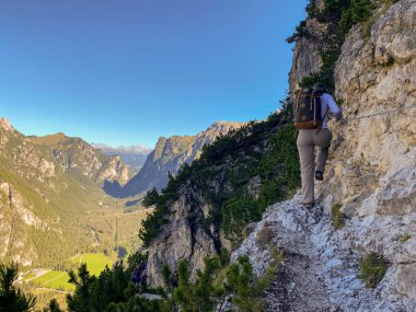 Dolomite Alplerindeki Rienz Vadisi 'nin muhteşem panoramik manzarası, Güney Tirol