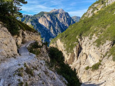 Dolomite Alplerindeki Rienz Vadisi 'nin muhteşem panoramik manzarası, Güney Tirol