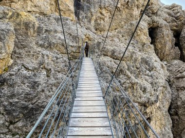 Dolomite Alpleri 'nde Lagazuoi Dağı' na doğru maceralı bir yürüyüş, İtalya 'nın otonom güney Tirol' ü.