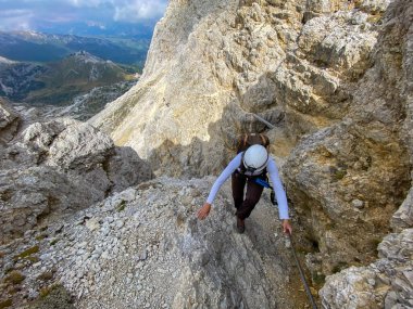 Dolomite Alpleri 'nde Lagazuoi Dağı' na doğru maceralı bir yürüyüş, İtalya 'nın otonom güney Tirol' ü.