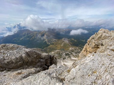 Dolomite Alpleri 'nde Lagazuoi Dağı' na doğru maceralı bir yürüyüş, İtalya 'nın otonom güney Tirol' ü.